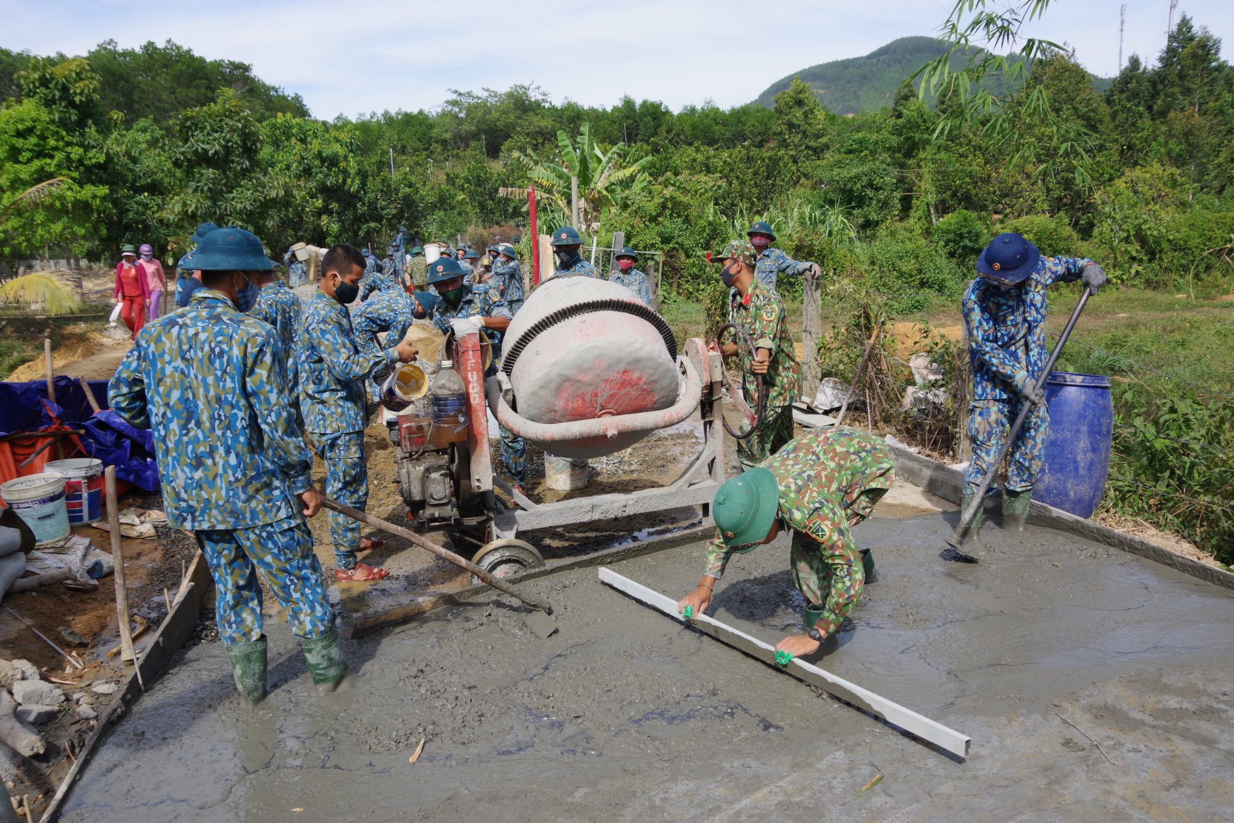 Sư đoàn Phòng không 375 giúp dân xây dựng nông thôn mới